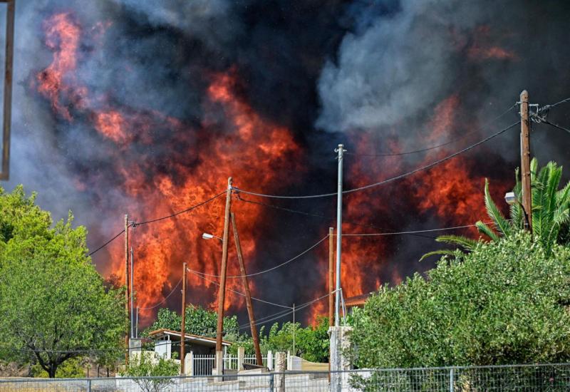 Pokraj Atene bjesne požari, uništene kuće i auti, zatvorena autocesta